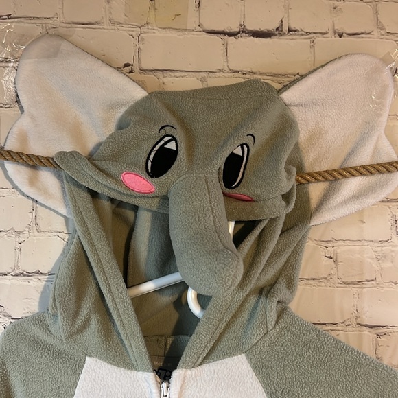 Elephant onesie for adult. ADORABLE ears and trunk. Even a wittle tail. Exc cond - Picture 2 of 6